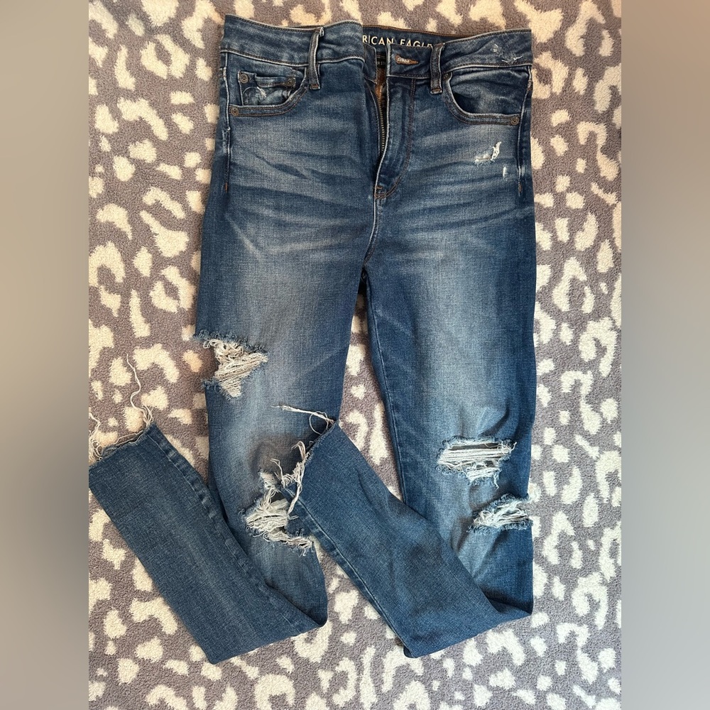 American eagle skinny jeans. Dark wash with rips.